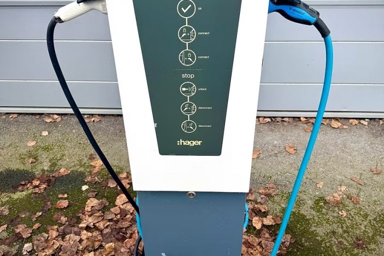 bornes de recharges electriques installateur panneaux solaires toulouse